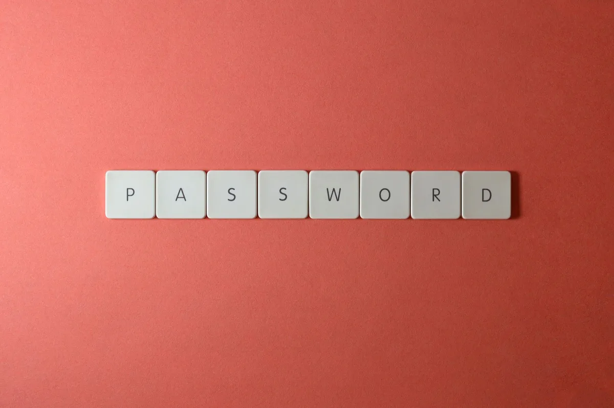Representação simbólica de criação de contas falsas online com dados e documentos digitais