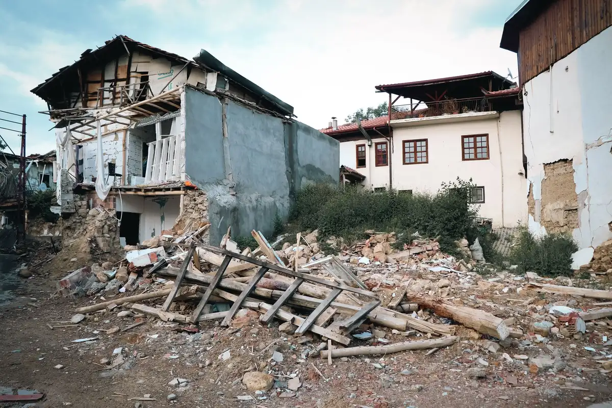 Edifícios destruídos e escombros após sismo de grande magnitude