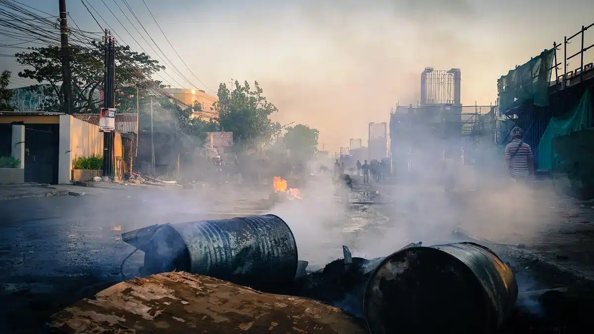 Figurantes representando camponeses em conflito nas ruas