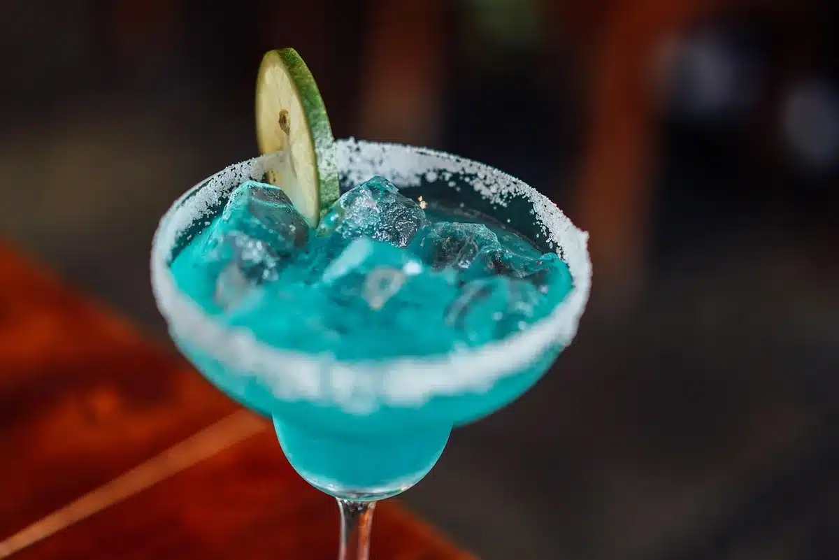 Bar com cocktails criativos servidos em copos variados
