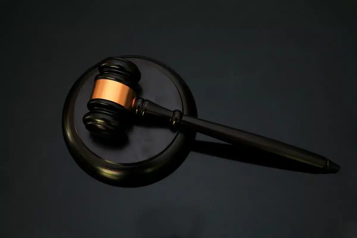 Sala de tribunal com s&iacute;mbolos de justi&ccedil;a e poder judicial