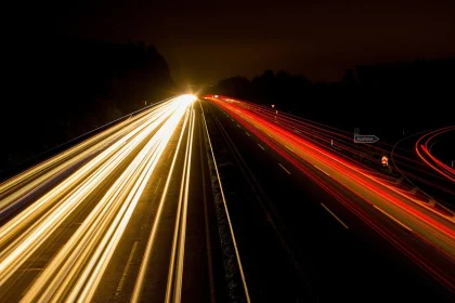 Portagem vazia e autoestrada com pouco tráfego durante o dia