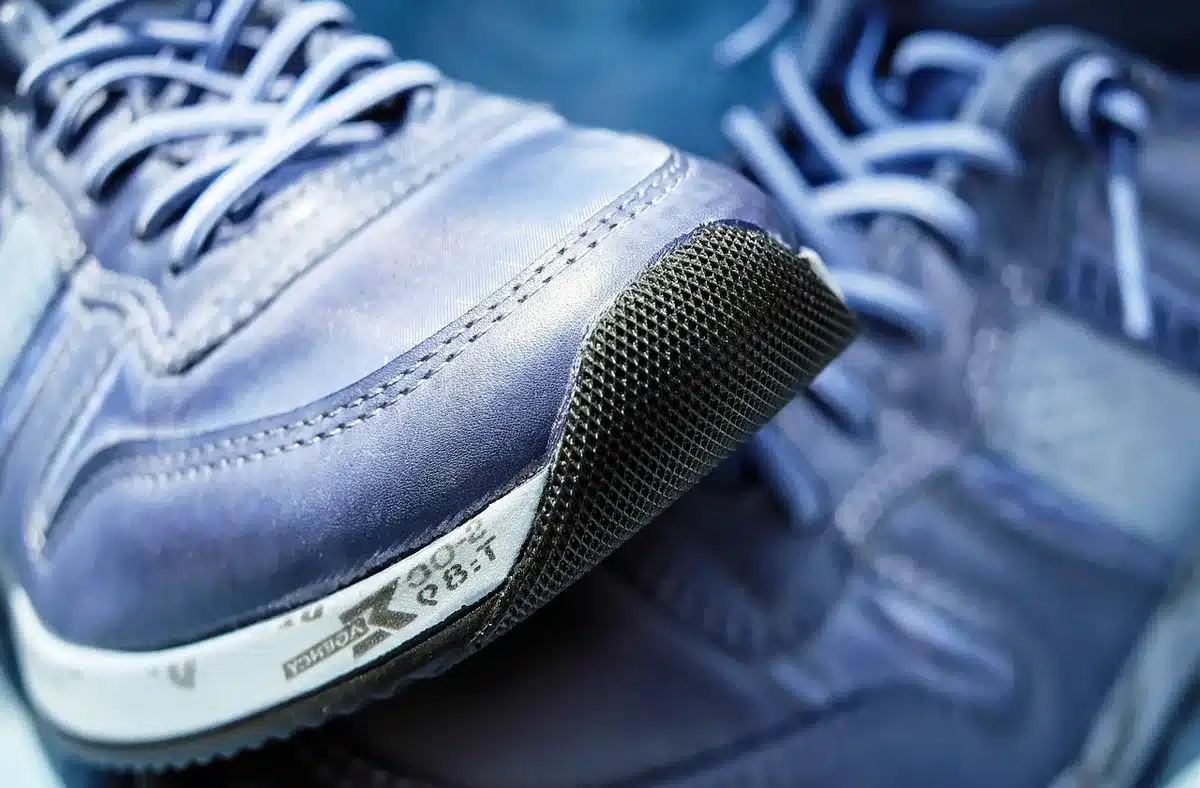 Look com calças claras e sapatos baixos combinados com casaco de malha