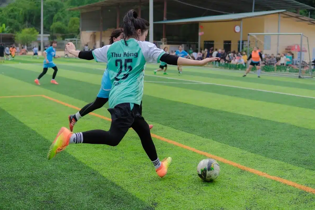 Treinador do Celtic preocupado no banco durante um jogo após sequência de derrotas