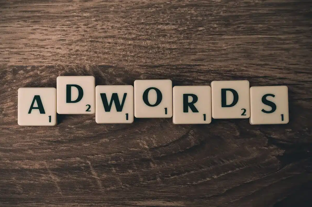 Moderação de conteúdos online e proteção de utilizadores contra exposições nocivas