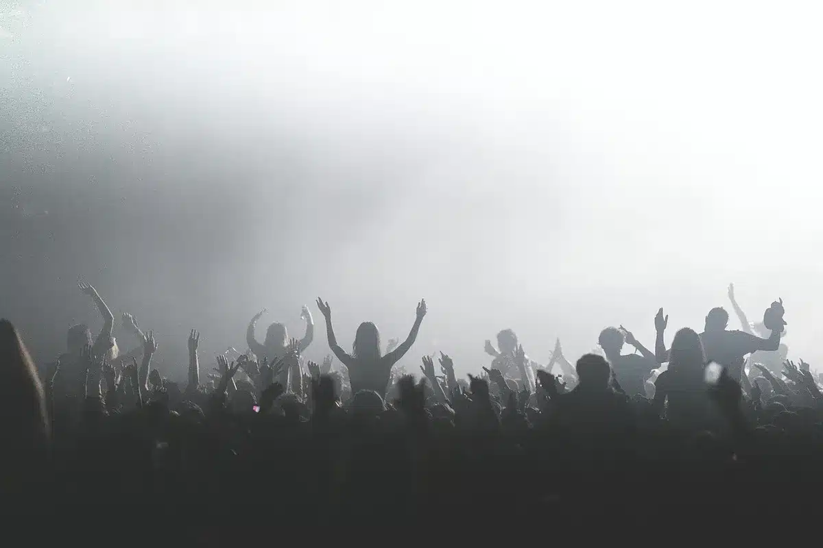 Palco ao ar livre com público num festival folclórico