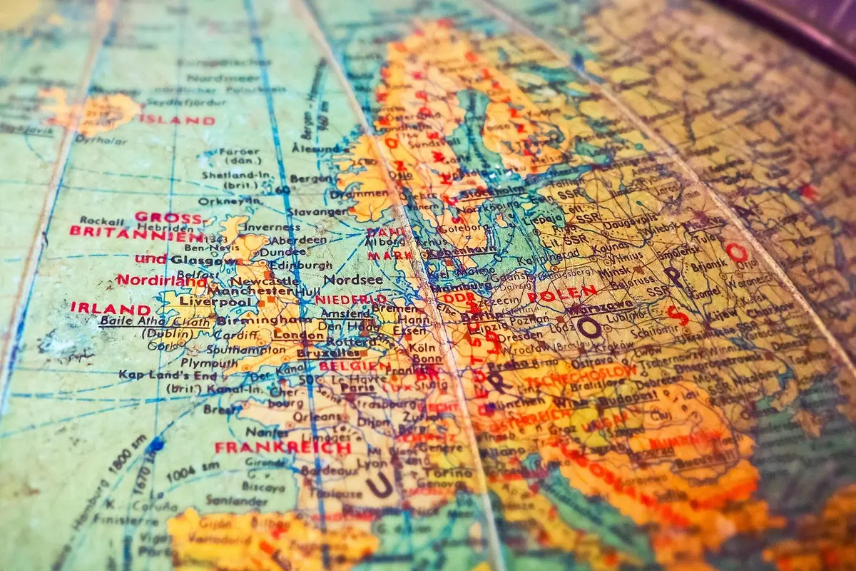 Cidadão a consultar um geoportal num portátil com mapas e indicadores territoriais