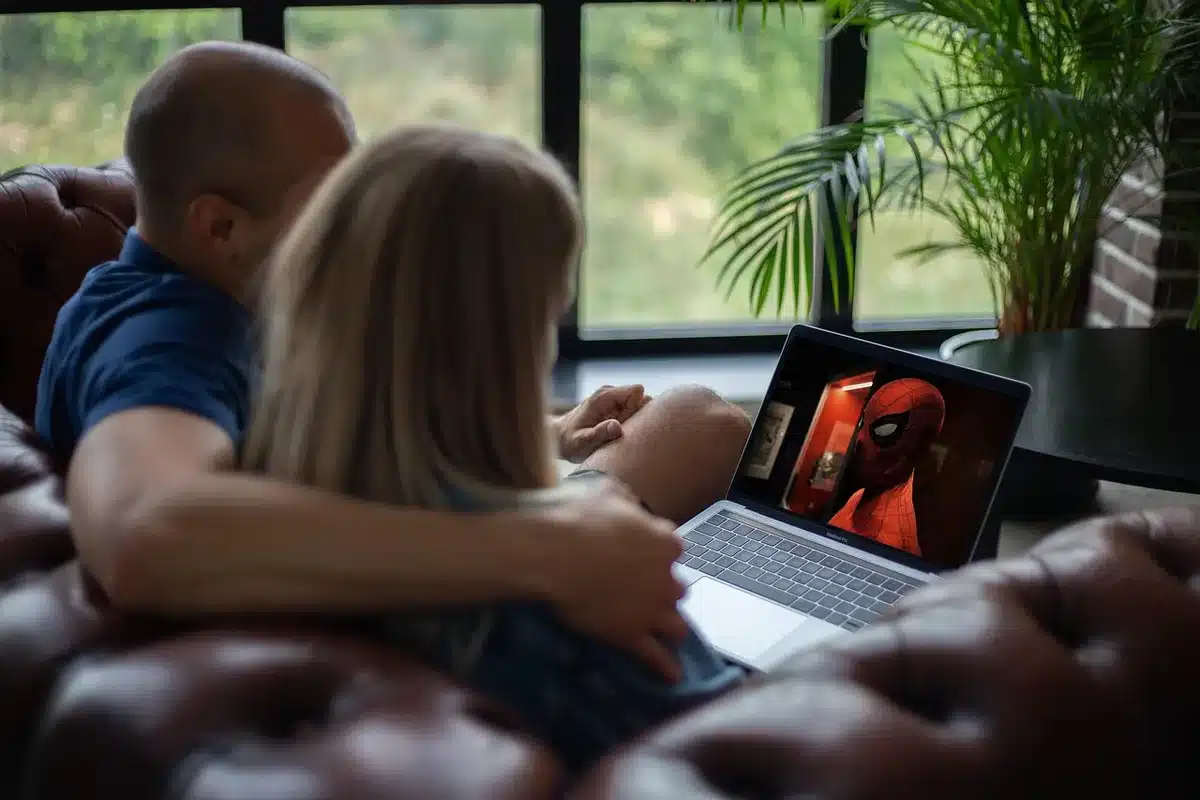 Ecrã com lista de preços de serviço de streaming genérico