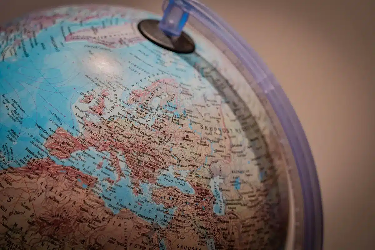 Mapa da Europa com setas a sugerir influência externa