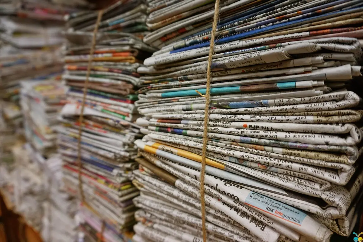 Jornais antigos e documentos históricos guardados em arquivo