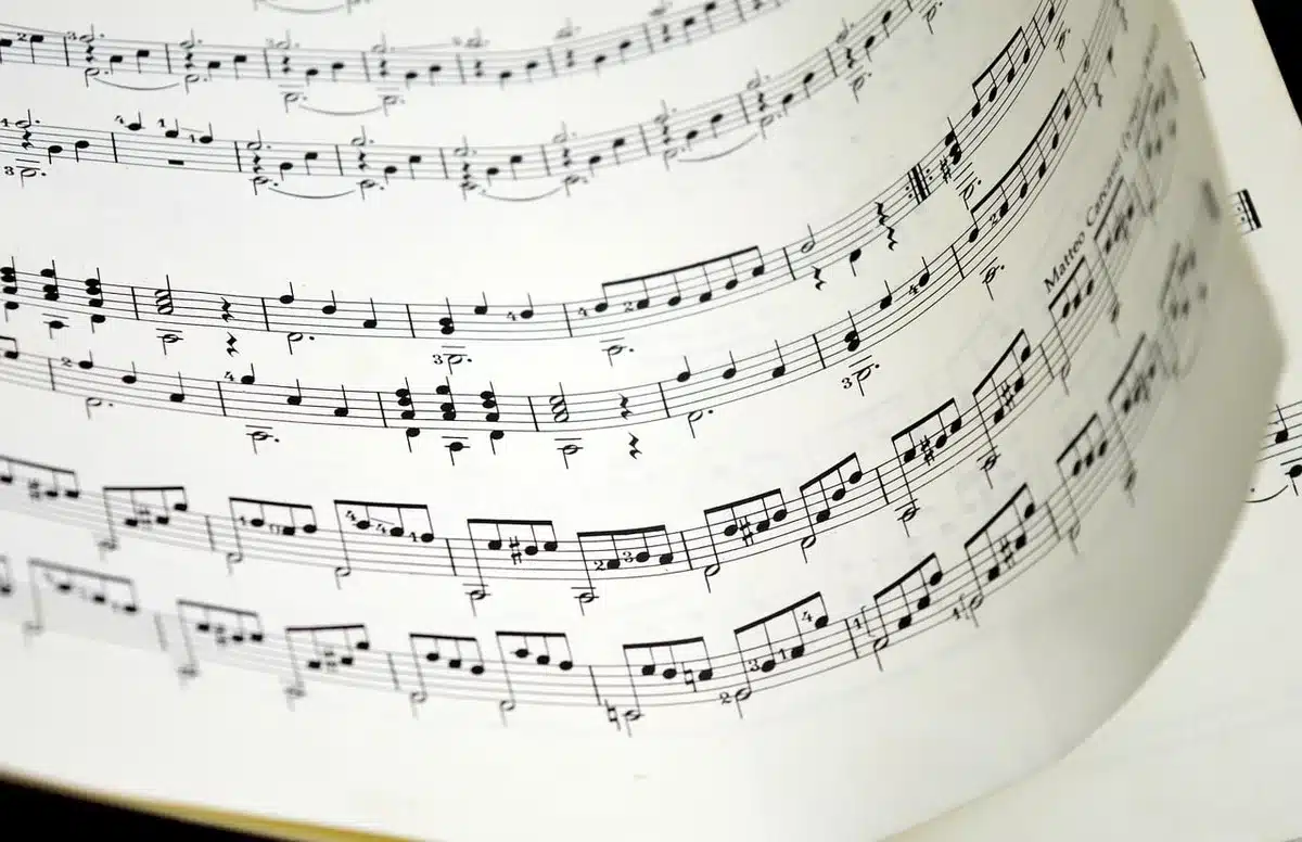 Formação musical a tocar num espaço museológico industrial