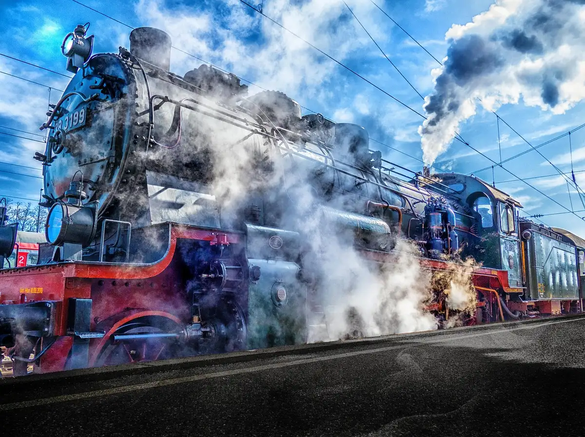 Rotunda de locomotivas com cenário para concertos