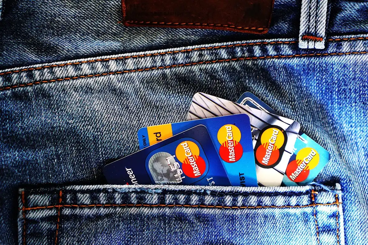 Jovem a verificar pagamento banc&aacute;rio no computador