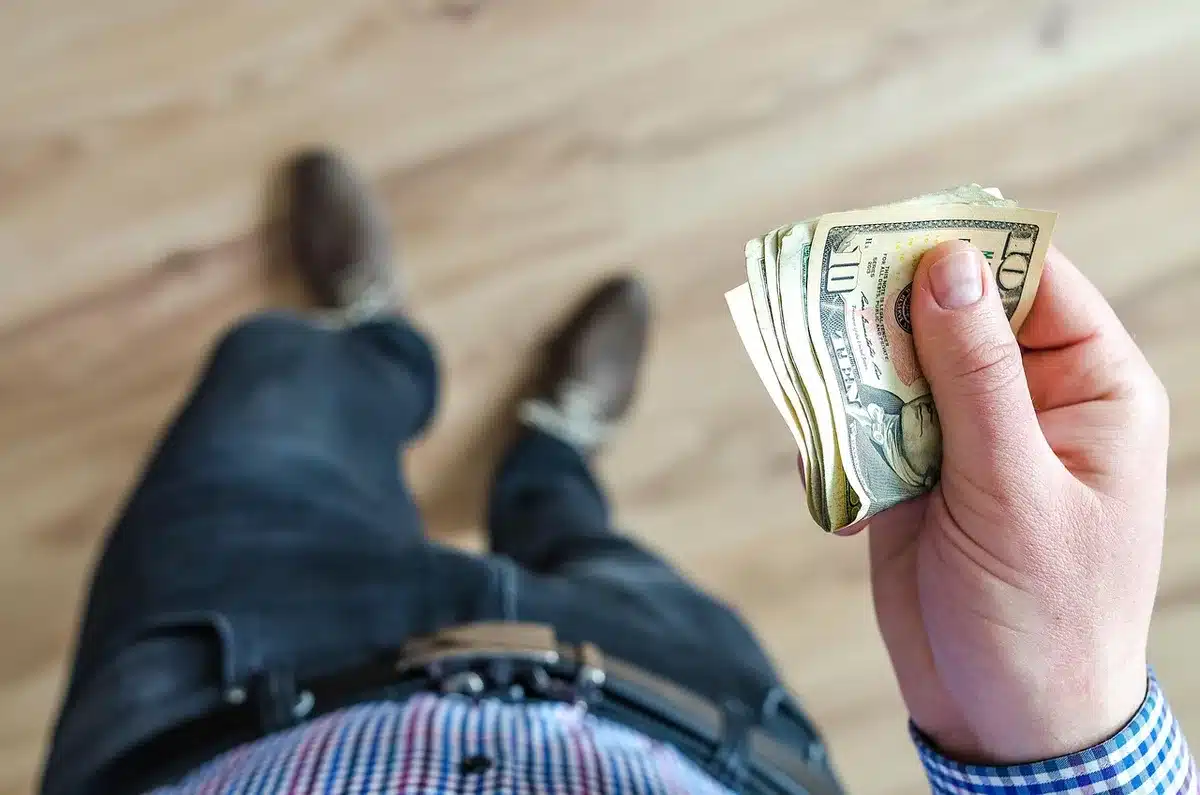 Calculadora e documentos orçamentais que representam impacto financeiro para o Estado