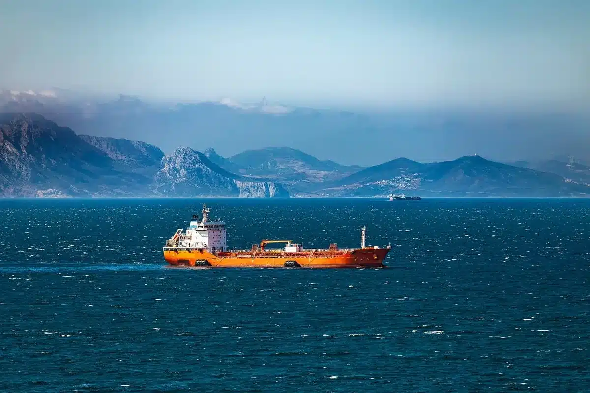 Navio-cisterna em rota comercial durante bloqueio de estreito estratégico
