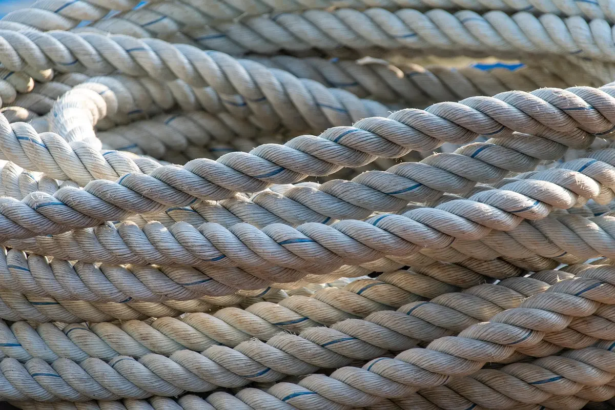 Navios militares e comerciais em águas restritas durante tensão geopolítica no Médio Oriente