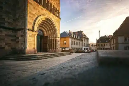 Centro logístico temporário na rua histórica com caixas e voluntários anónimos