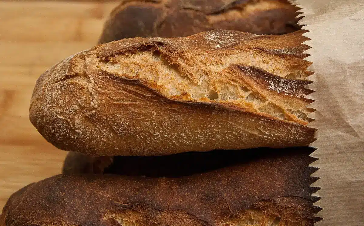 Produtores especializados junto a bancas numa feira de alimentos artesanais