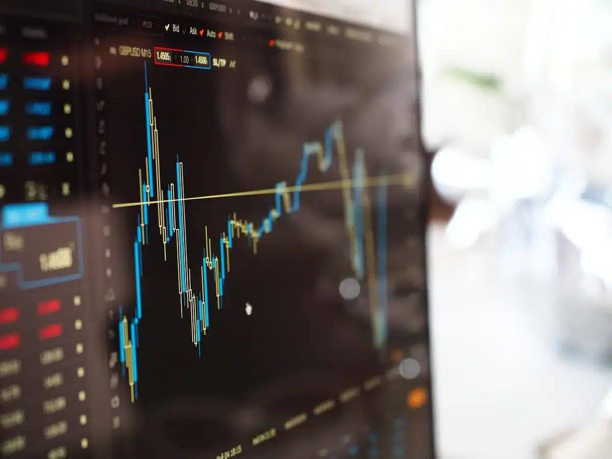 Gráfico de crescimento económico com seta ascendente e bandeira portuguesa em fundo de distrito financeiro