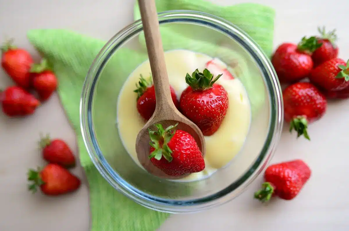 Variedade de frutas frescas e ingredientes para preparar gelados personalizados