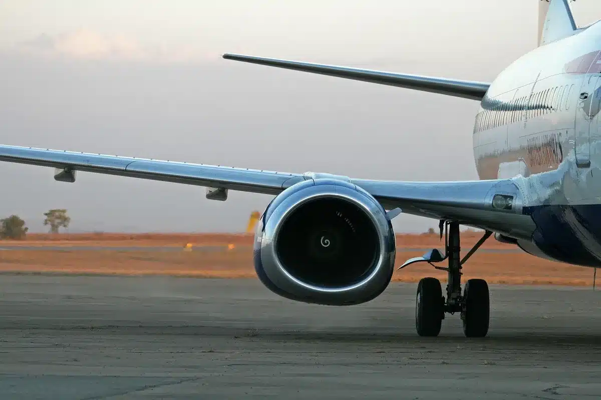 Aviões num terminal representando operadores internacionais