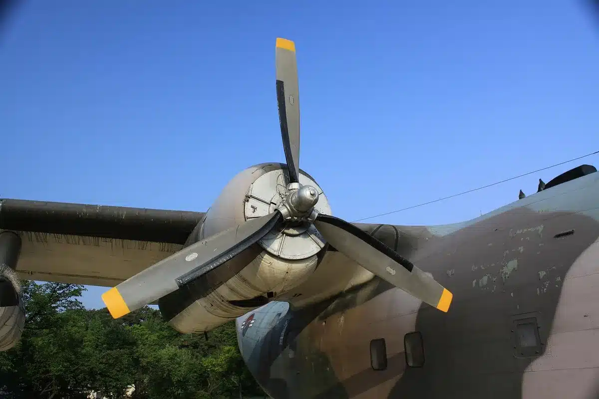 Relatório financeiro e um avião que ilustra prejuízos e custos com combustíveis