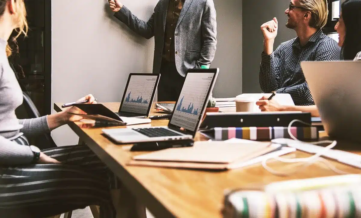 Equipa técnica a discutir pipeline de desenvolvimento e fluxos com diagramas