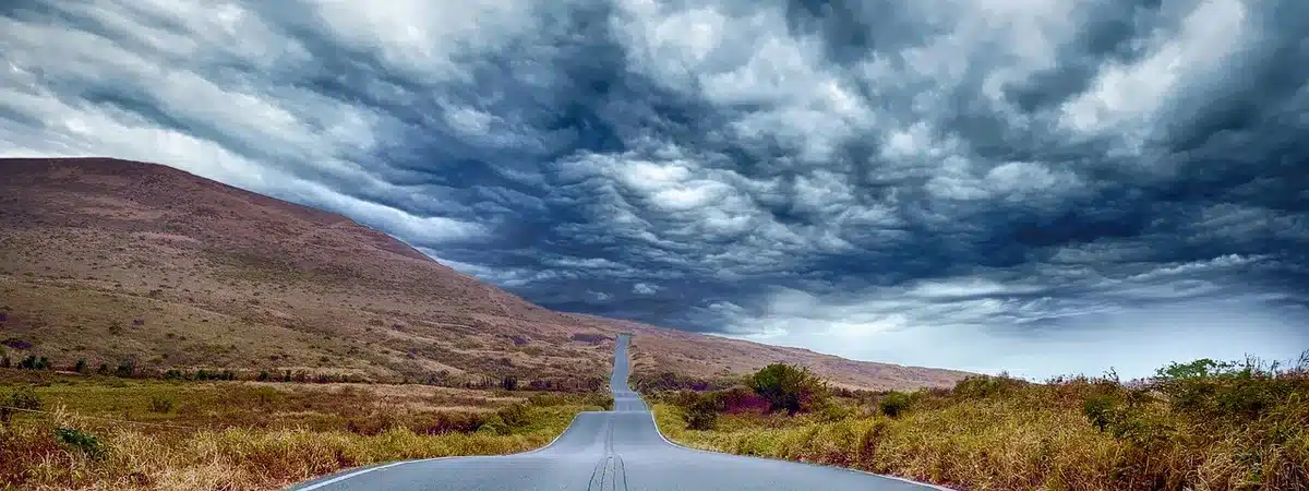 Rodovia montanhosa cortada por deslizamento e cheia com detritos