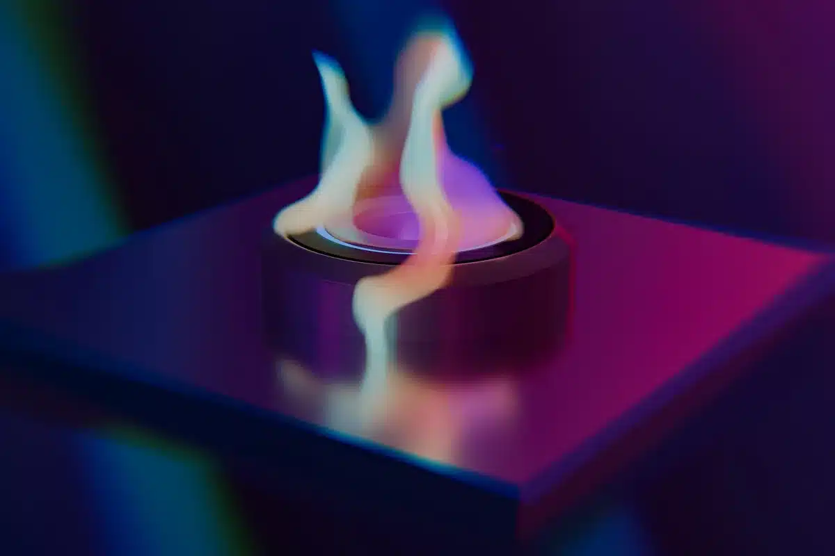 Ambiente onírico com luzes neon e formas distorcidas inspirado na estética Remedy