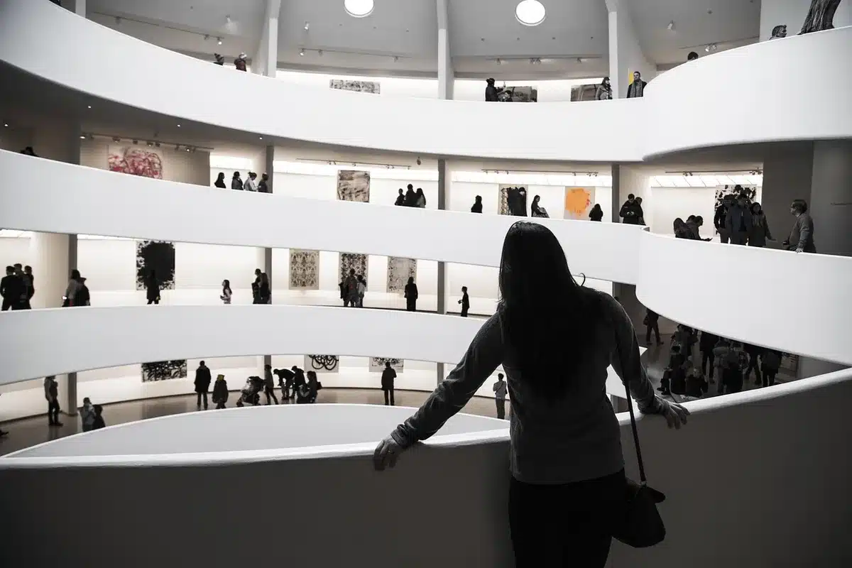 Visitantes à porta de uma casa histórica transformada em atração