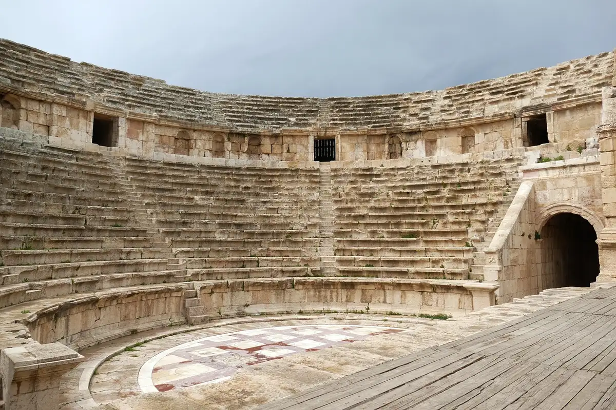 Palco montado junto a ru&iacute;nas arqueol&oacute;gicas de um templo antigo