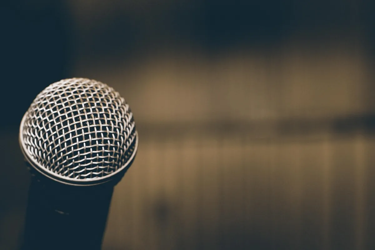 Estúdio de rádio com repórteres debatendo futebol