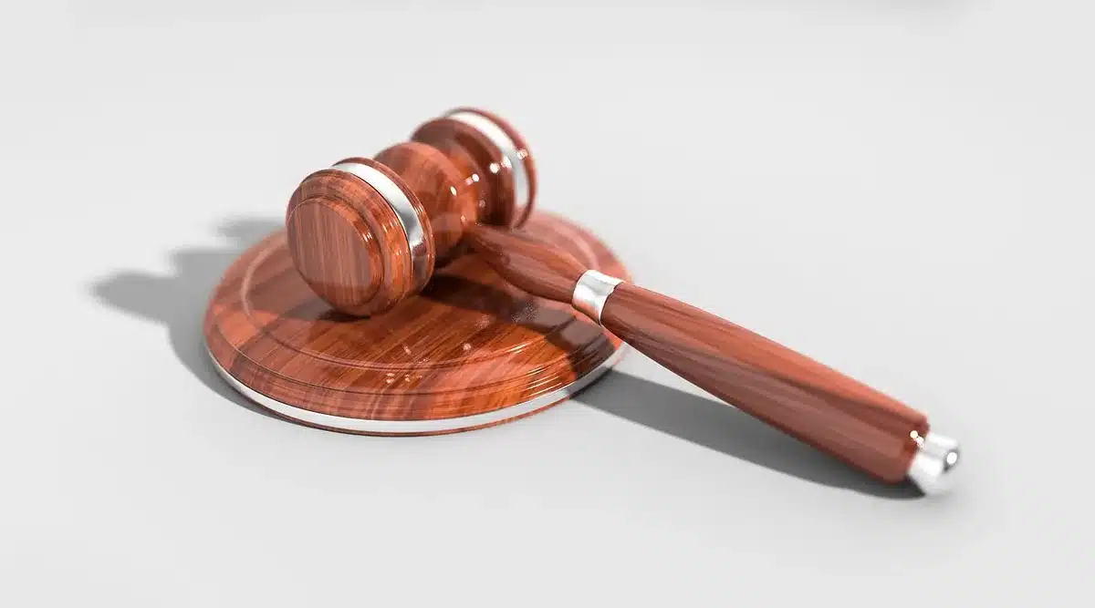 Pilha de processos e pap&eacute;is judiciais relacionados com inqu&eacute;ritos