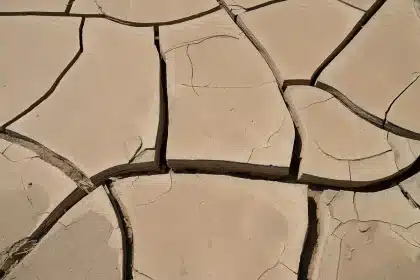 Superfície do mar Mediterrâneo com ondulações de calor visíveis em dia de temperatura extrema