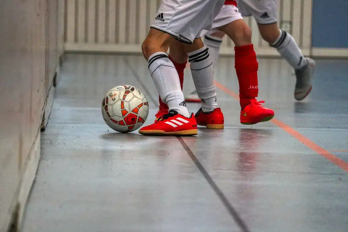 Jogadores anónimos em treino ofensivo no relvado