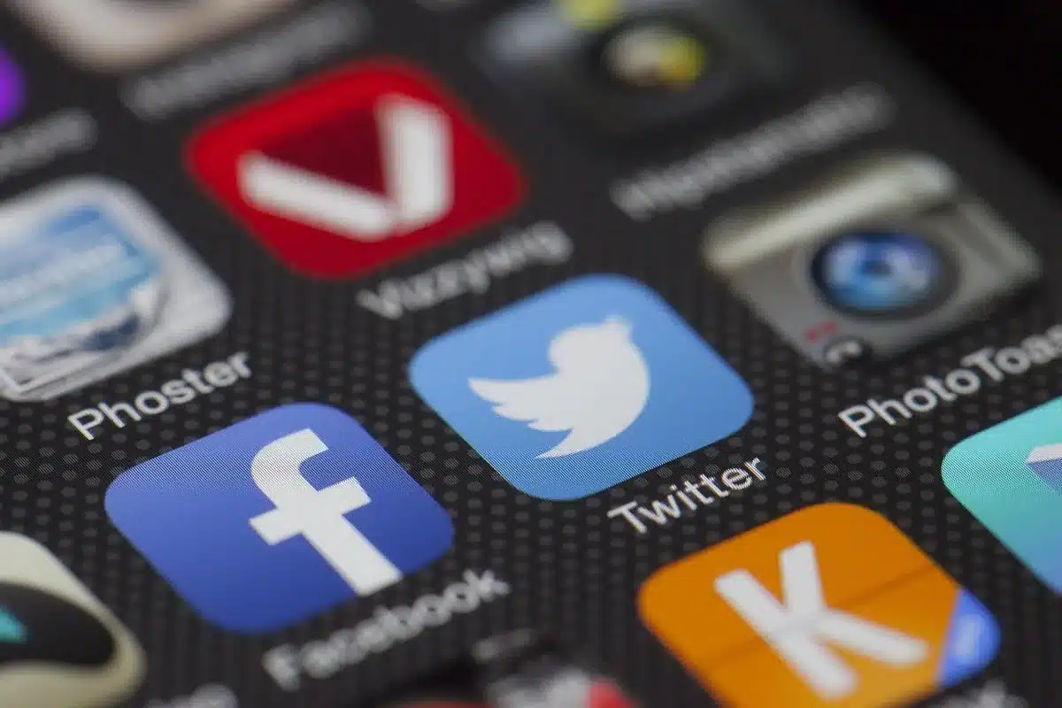 Telemóvel com a interface de uma rede social mostrando uma publicação política