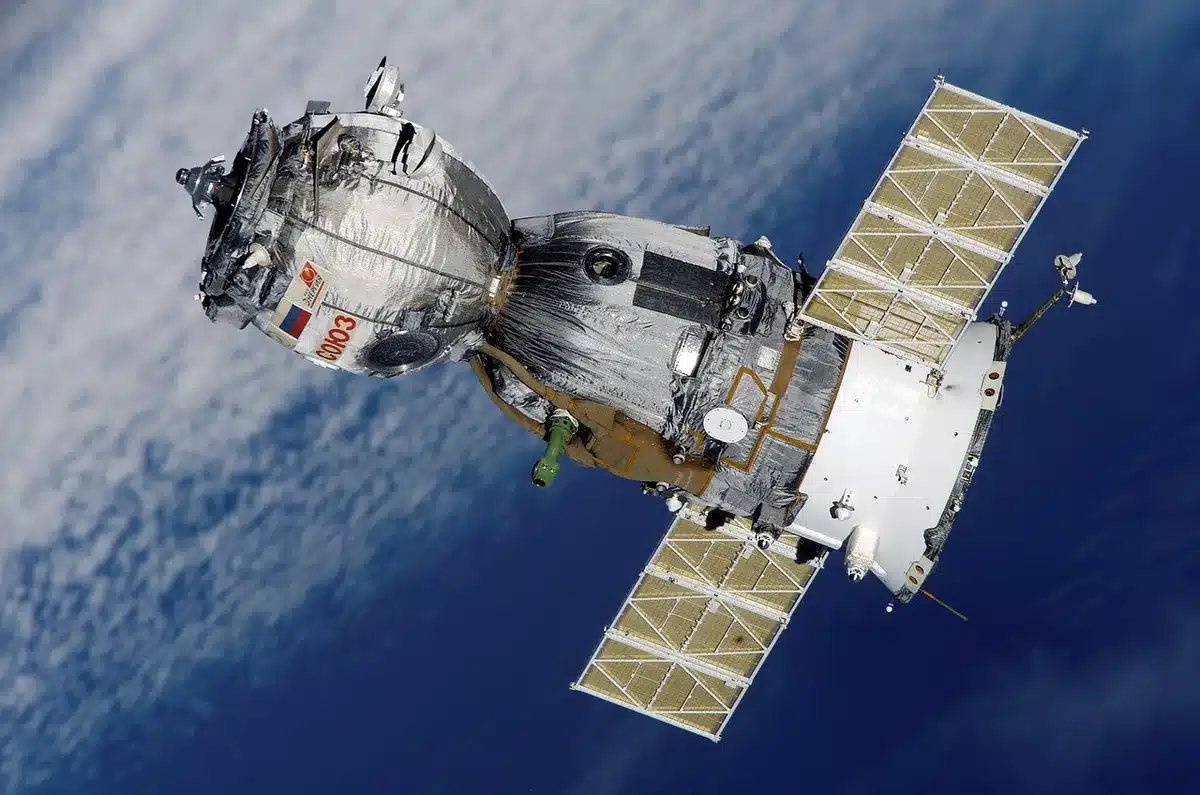 Sonda de serviço aproximando-se de satélite em órbita para mapeamento