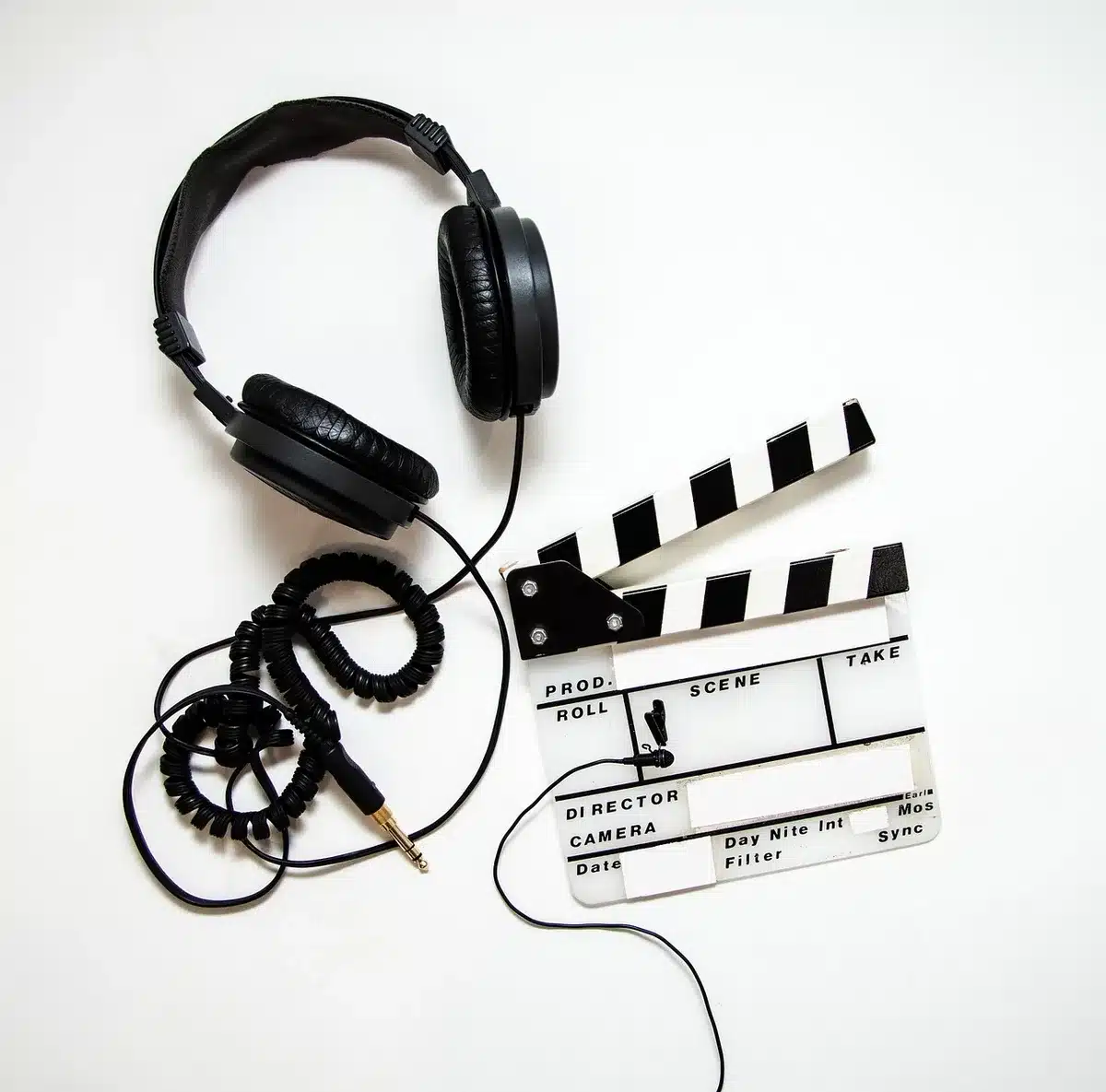 Estúdio de edição com monitores e arquivos de vídeo para produção documental