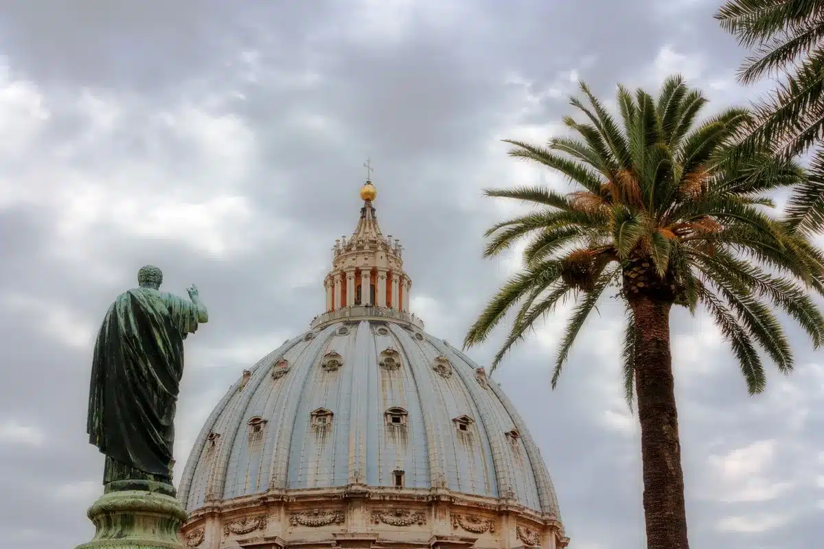 Entrada do Vaticano e Basílica de São Pedro pela manhã