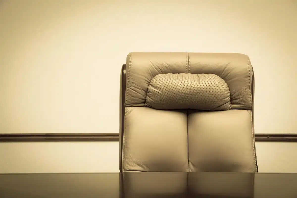 Sala de reunião do partido com documentos sobre a mesa