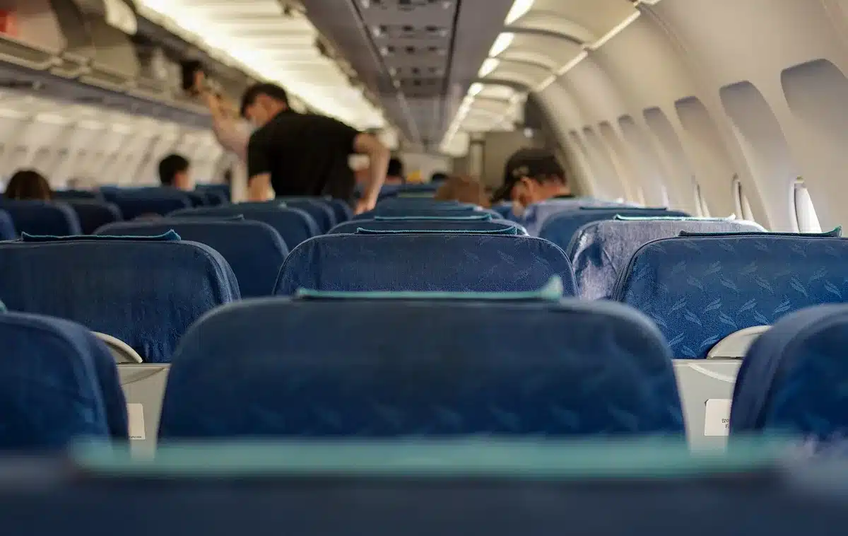 Interior de cabina de avião com assentos premium e espaço amplo para passageiros