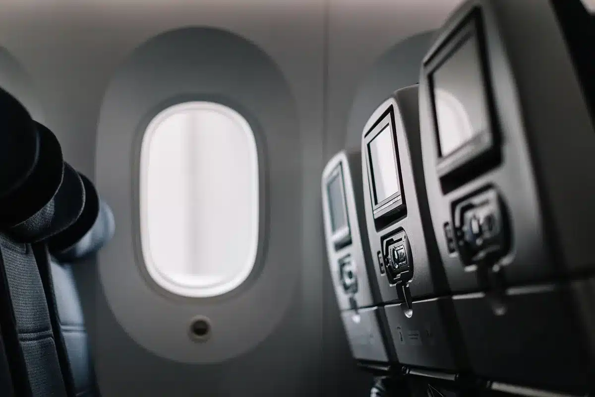 Passageiro em cabina de avião confortável durante voo de longa duração