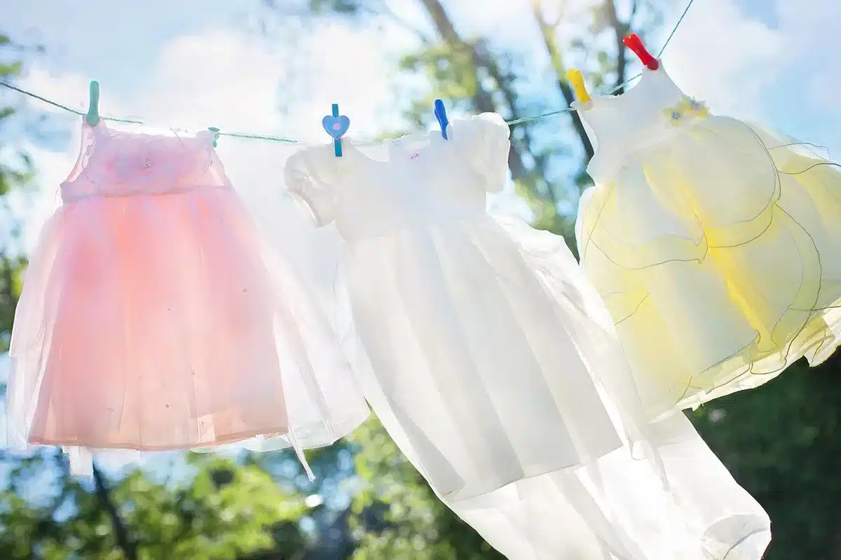 Roupa sendo lavada em água fria para preservar a qualidade