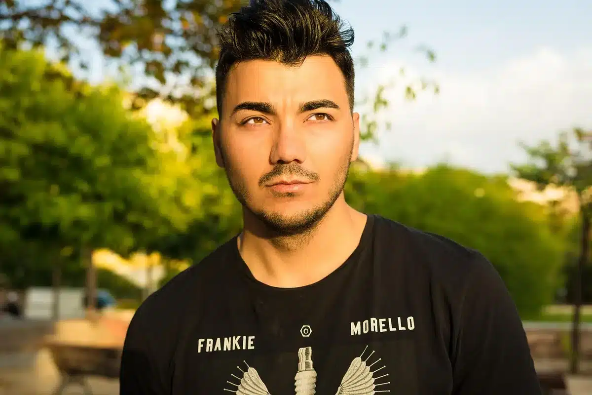 Adolescente a dobrar uma camiseta de algodão macio