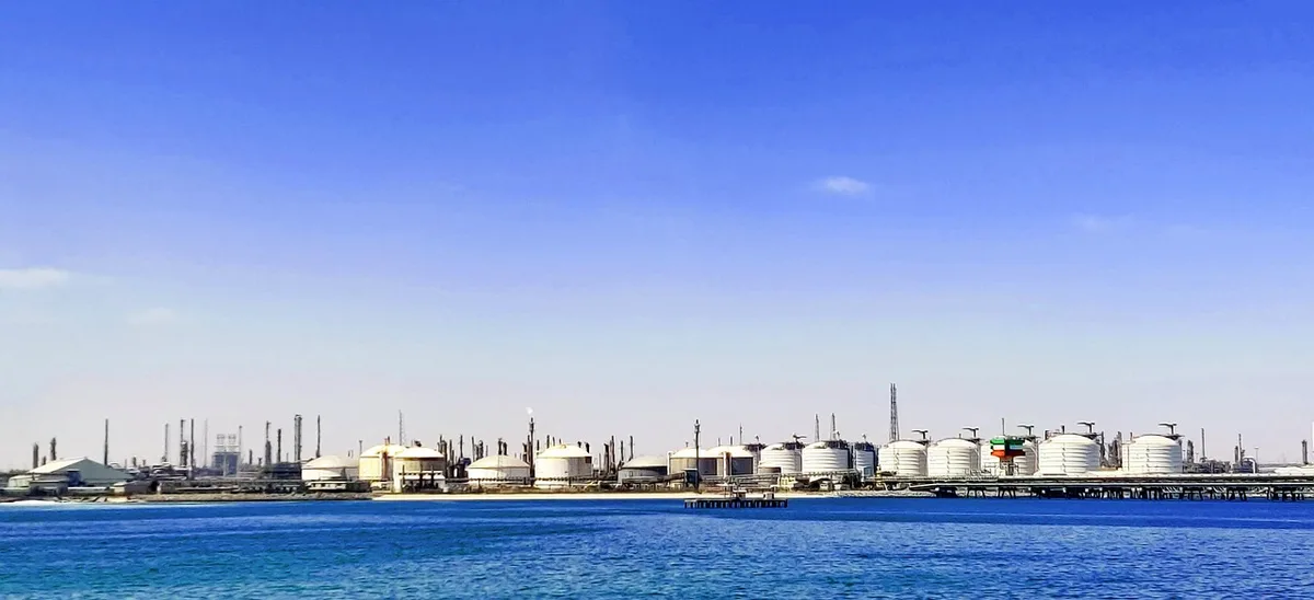 Instalação industrial de refinaria de petróleo com estruturas e condutas metálicas