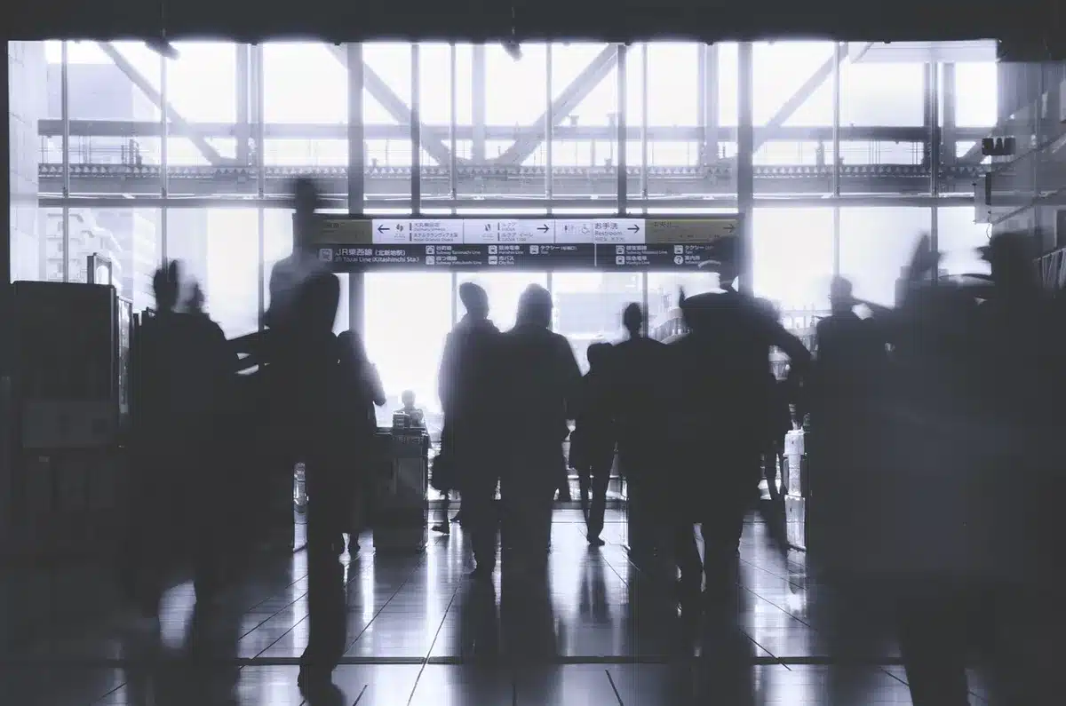 Painel de tarifas e bilhetes de avião com preços destacados