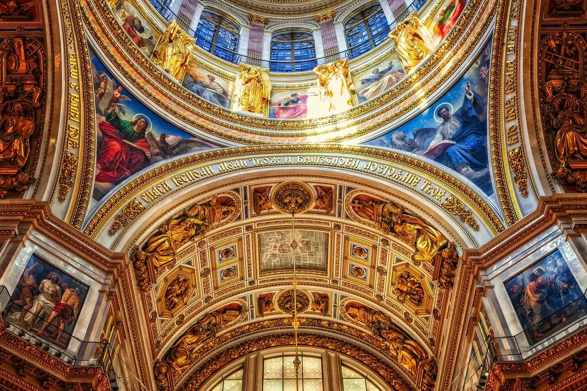 Fachada de catedral hist&oacute;rica com detalhes religiosos