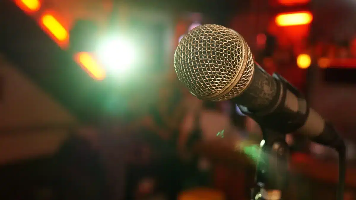 Artista em palco durante apresenta&ccedil;&atilde;o de stand-up
