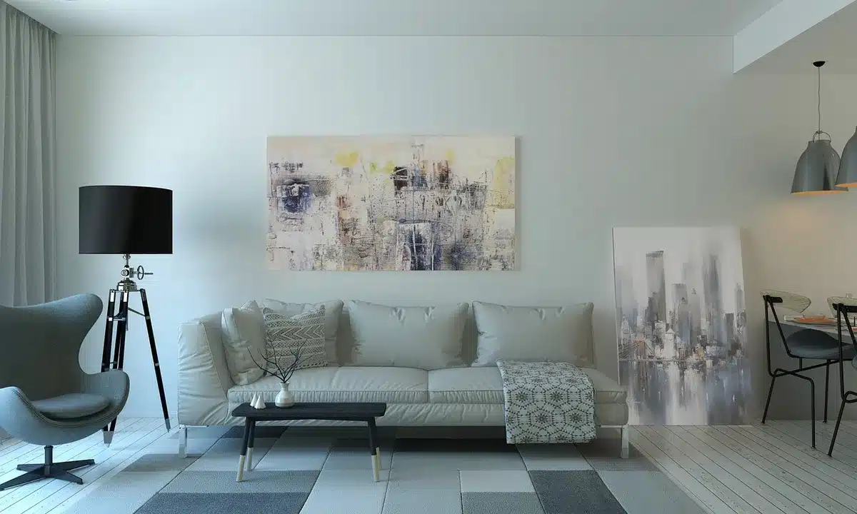 Lâmpada rachada sobre mesa que sugere realidade distorcida