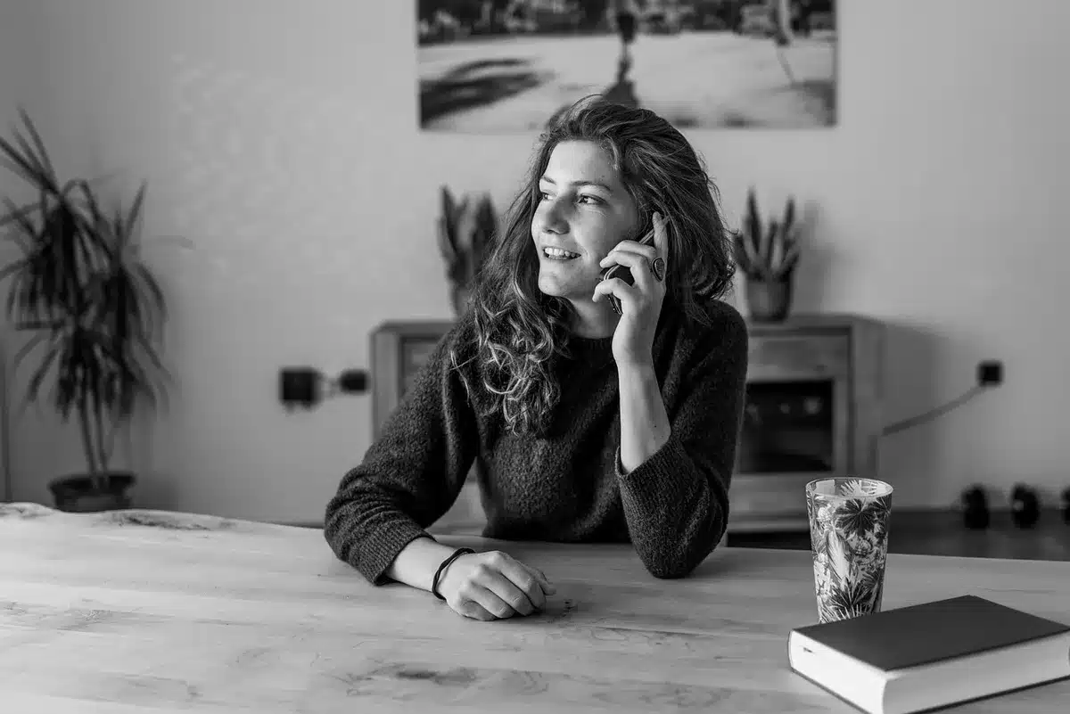 Smartphone e dispositivos domésticos conectados representando IA na rotina